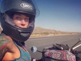 Felicity feline motorcycle femme fatale ridning aprilia i behå