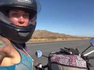 Felicity feline pagsakay sa aprilia tuono motorcycle