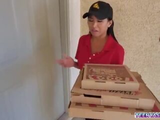 Gaiță romero și rion rege vrea unele pizza și ember zăpadă delivered ea proaspăt și outstanding cu un suplimentar in trei service&period;