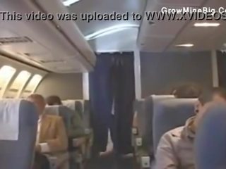 Stewardessen och japanska fellows fan på plane