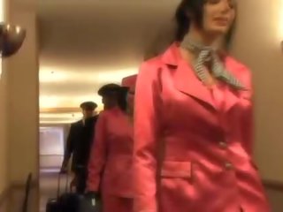 Glamour stewardessen sugande ett fett pilots penisen
