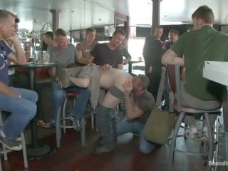 Twee ruig sletten krijgen misbruikt in een bar vol van oversexed vreemden
