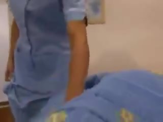 Pielęgniarka louise jenson dający za szorstki na ręcznym